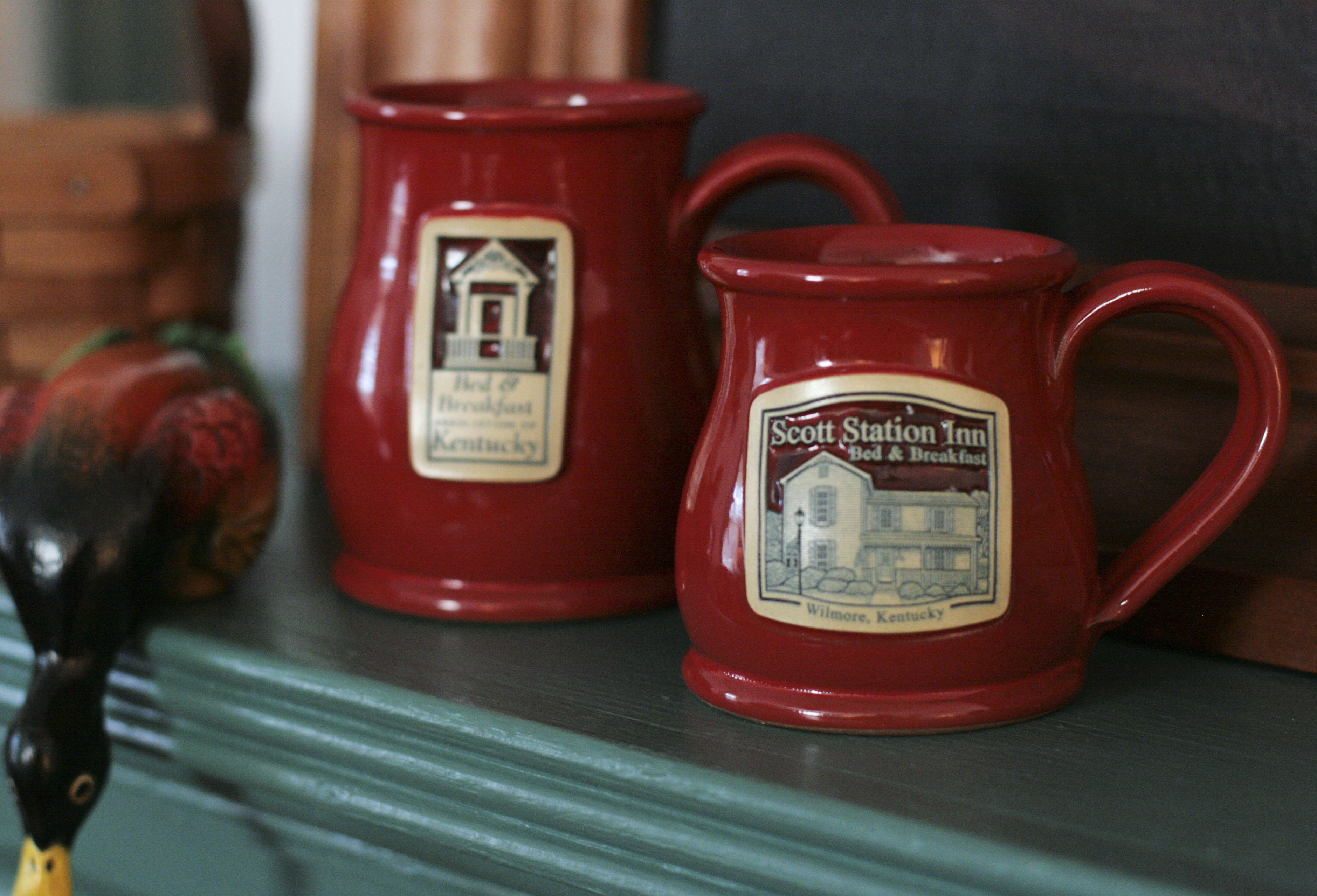 red mugs